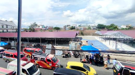 Arus lalulintas di depan eks Gedung IV Pasar Horas