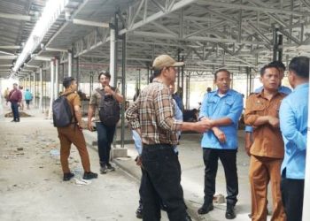Sekda, Dirut PD PHJ dan Perumda Tirta Uli Siantar di lokasi lapak eks gedung IV Pasar Horas