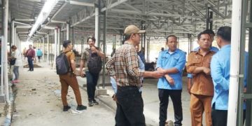 Sekda, Dirut PD PHJ dan Perumda Tirta Uli Siantar di lokasi lapak eks gedung IV Pasar Horas