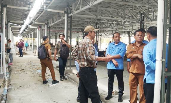 Sekda, Dirut PD PHJ dan Perumda Tirta Uli Siantar di lokasi lapak eks gedung IV Pasar Horas