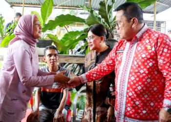 Walikota bersalaman dengan ibu korban