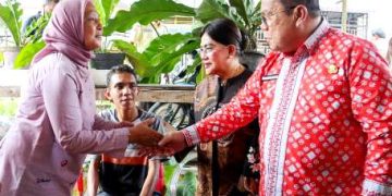 Walikota bersalaman dengan ibu korban