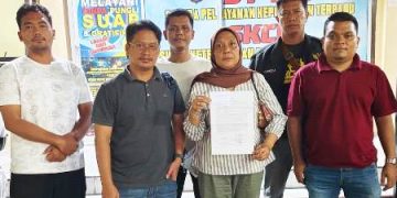 |Ibu korban didampingi Tim LBH-TDBP SS di Polres Siantar