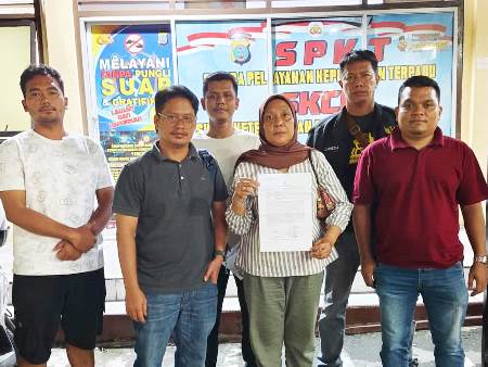 |Ibu korban didampingi Tim LBH-TDBP SS di Polres Siantar