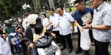 Walikota bagikan nasi bungkus