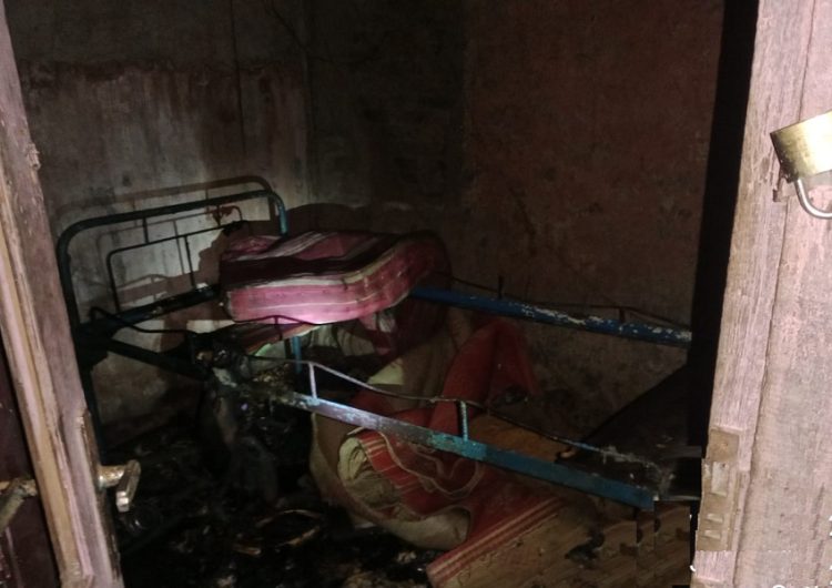 Kasur berhasil dikeluakan dari kamar