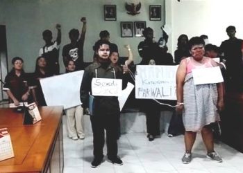 Duduki ruang Rapat Gabungan DPRD Siantar