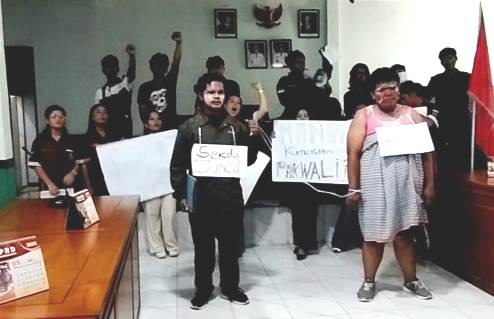 Duduki ruang Rapat Gabungan DPRD Siantar