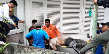 Korban dievakuasi dari lokasi kejadian