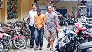 Pelaku saat digelandang ke Polres Siantar