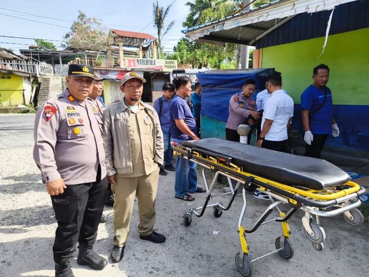 Petugas melakukan olah TKP