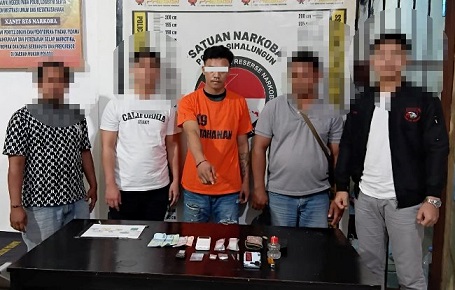 Tersangka bersama petugas di Polres Simalungun