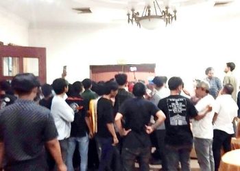 Massa yang menolak hasil Musda dihadang  saat  berusaha memasuki ruangan sidang
