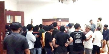 Massa yang menolak hasil Musda dihadang  saat  berusaha memasuki ruangan sidang