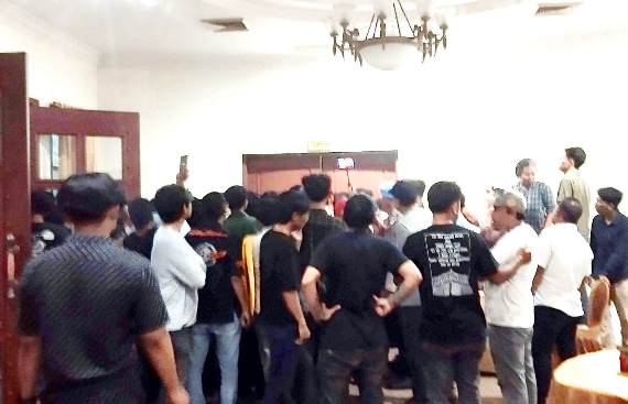 Massa yang menolak hasil Musda dihadang saat berusaha memasuki ruangan sidang
