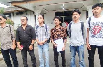 Aliansi Mahasiswa dan Rakyat Menggugat