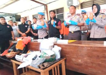 Perlihatkan barang bukti
