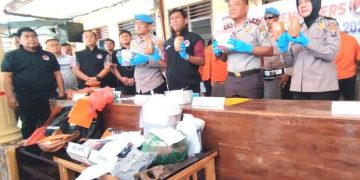 Perlihatkan barang bukti