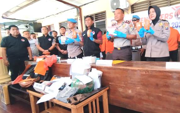 Perlihatkan barang bukti
