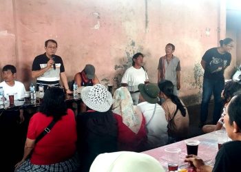 Anggota DPD RI Pdt Penrad Siagian saat melakukan pertemuan dengan pedagang