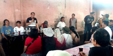 Anggota DPD RI Pdt Penrad Siagian saat melakukan pertemuan dengan pedagang