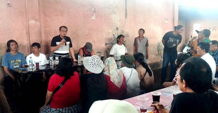 Anggota DPD RI Pdt Penrad Siagian saat melakukan pertemuan dengan pedagang