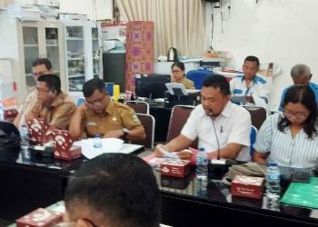 Godfrit Freddy Sianturi dIdampingi istri dan Kadis Ketenagakerjaan