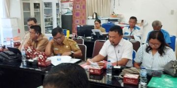 Godfrit Freddy Sianturi dIdampingi istri dan Kadis Ketenagakerjaan