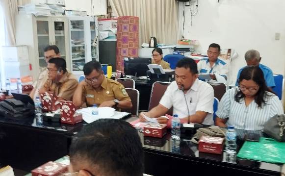 Godfrit Freddy Sianturi dIdampingi istri dan Kadis Ketenagakerjaan