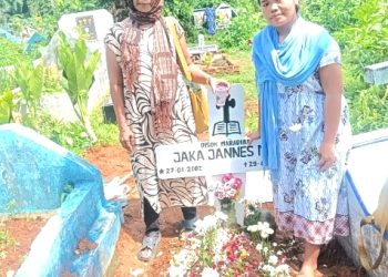 Ibu dan kakak korban di pemakaman