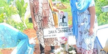 Ibu dan kakak korban di pemakaman