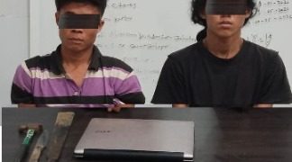 Kedua tersangka dan barang bukti