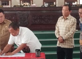 Ketua DPRD Siantar tandatangani  lembaran Perda, disaksikan Wakil Ketua DPRD  dan Walikota
