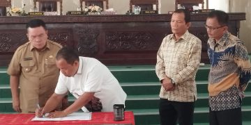 Ketua DPRD Siantar tandatangani  lembaran Perda, disaksikan Wakil Ketua DPRD  dan Walikota