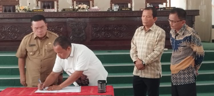 Ketua DPRD Siantar tandatangani  lembaran Perda, disaksikan Wakil Ketua DPRD  dan Walikota