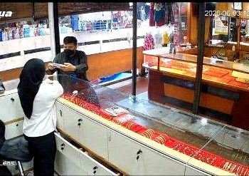 Pelaku pura-pura mempoto emas batangan dan dengan gerak cepat melakukan perampasan