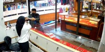 Pelaku pura-pura mempoto emas batangan dan dengan gerak cepat melakukan perampasan