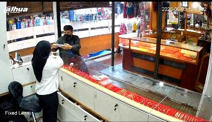 Pelaku pura-pura mempoto emas batangan dan dengan gerak cepat melakukan perampasan