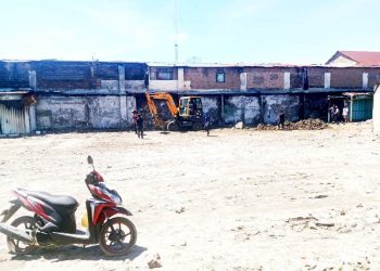 Lahan lokasi eks kebakaran diratakan menggunakan alat berat