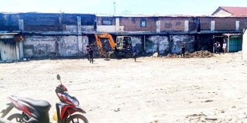 Lahan lokasi eks kebakaran diratakan menggunakan alat berat