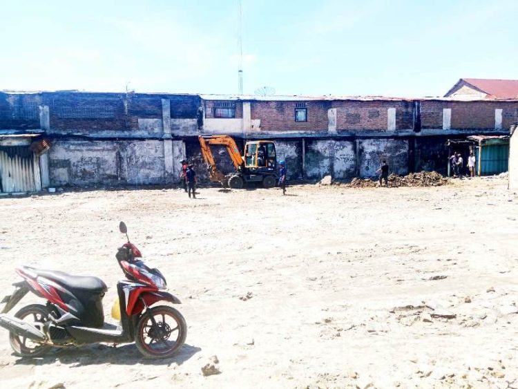 Lahan lokasi eks kebakaran diratakan menggunakan alat berat