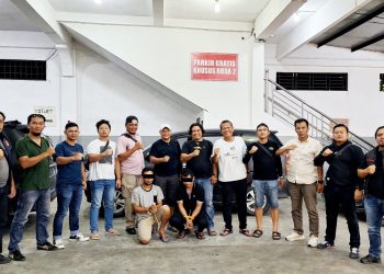 Kedua tersangka diapit petugas