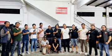 Kedua tersangka diapit petugas