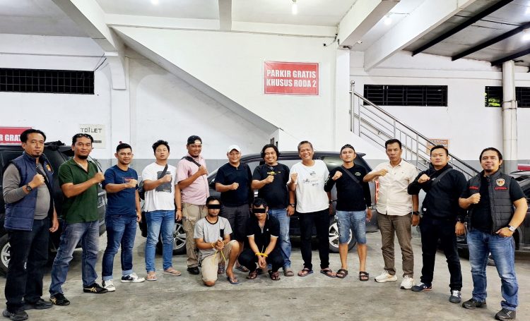 Kedua tersangka diapit petugas