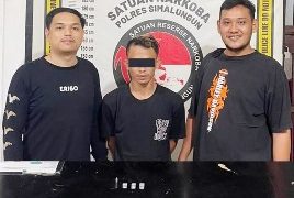 Pelaku dan barang bukti diapit petugas
