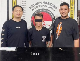 Pelaku dan barang bukti diapit petugas