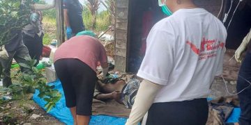 Jenazah saat diperiksa tim medis