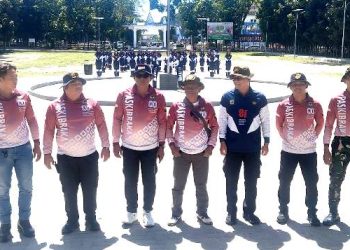 Pelatih dan Paskibra di Lapangan H Adam Malik
