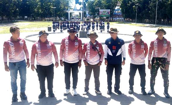 Pelatih dan Paskibra di Lapangan H Adam Malik