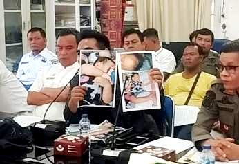 Warga perlihatkan korban yang diduga karena sarang burung walet
